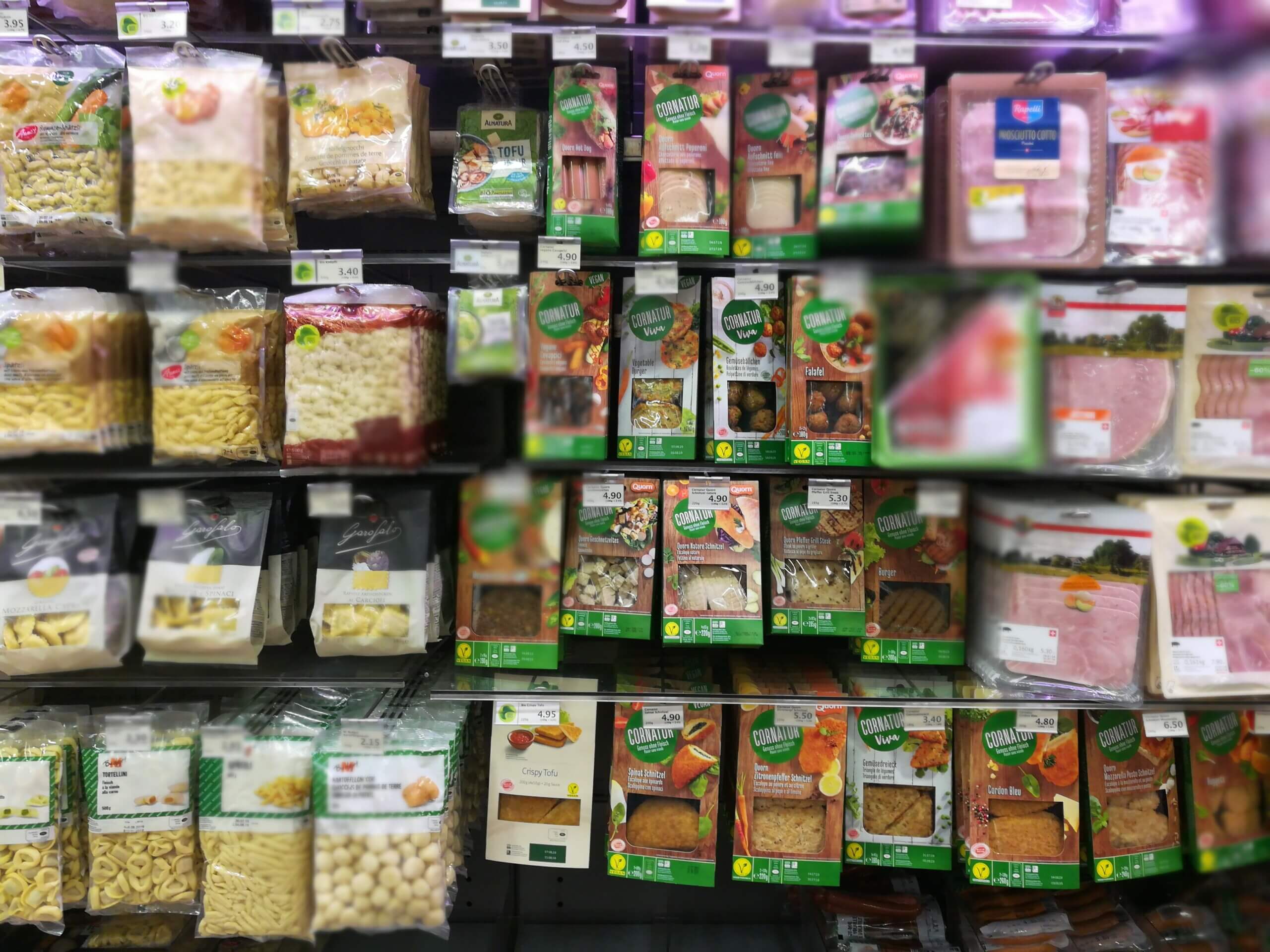 Das wachsende vegane Sortiment bei Migros und Coop