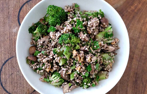Herbstliche vegane Buchweizenpfanne