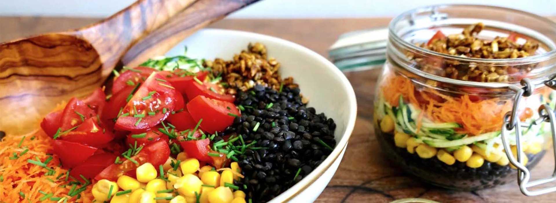 Farbiger veganer Linsensalat