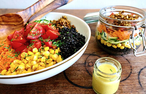 Farbiger veganer Linsensalat