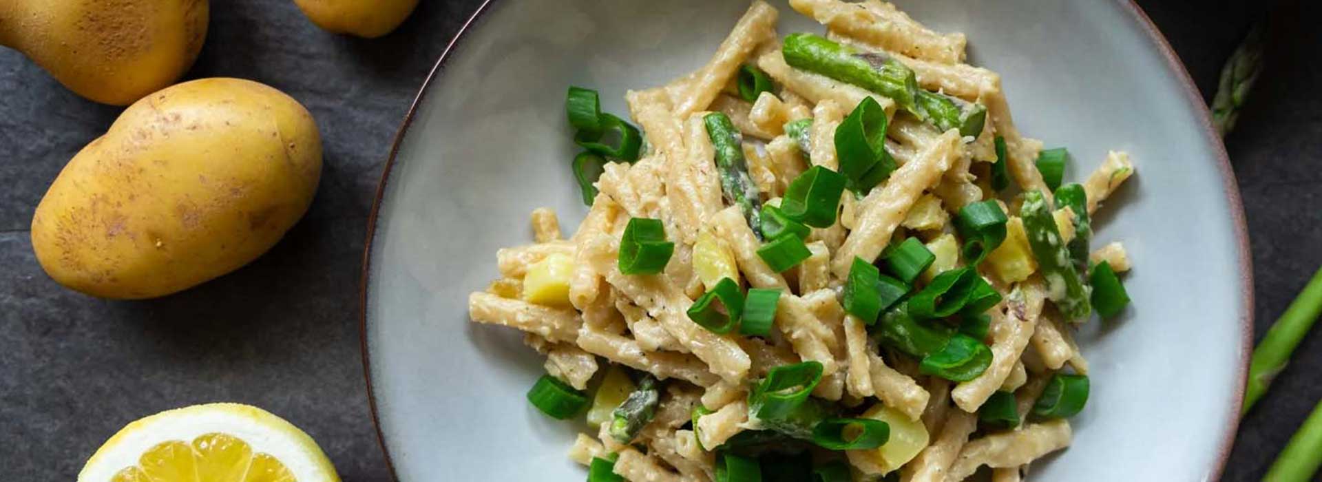 Vegane Frühlings Älplermagronen mit Spargel und Zitrone