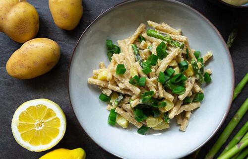 Vegane Frühlings Älplermagronen mit Spargel und Zitrone