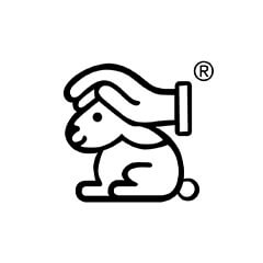 Hase mit Schützender Hand