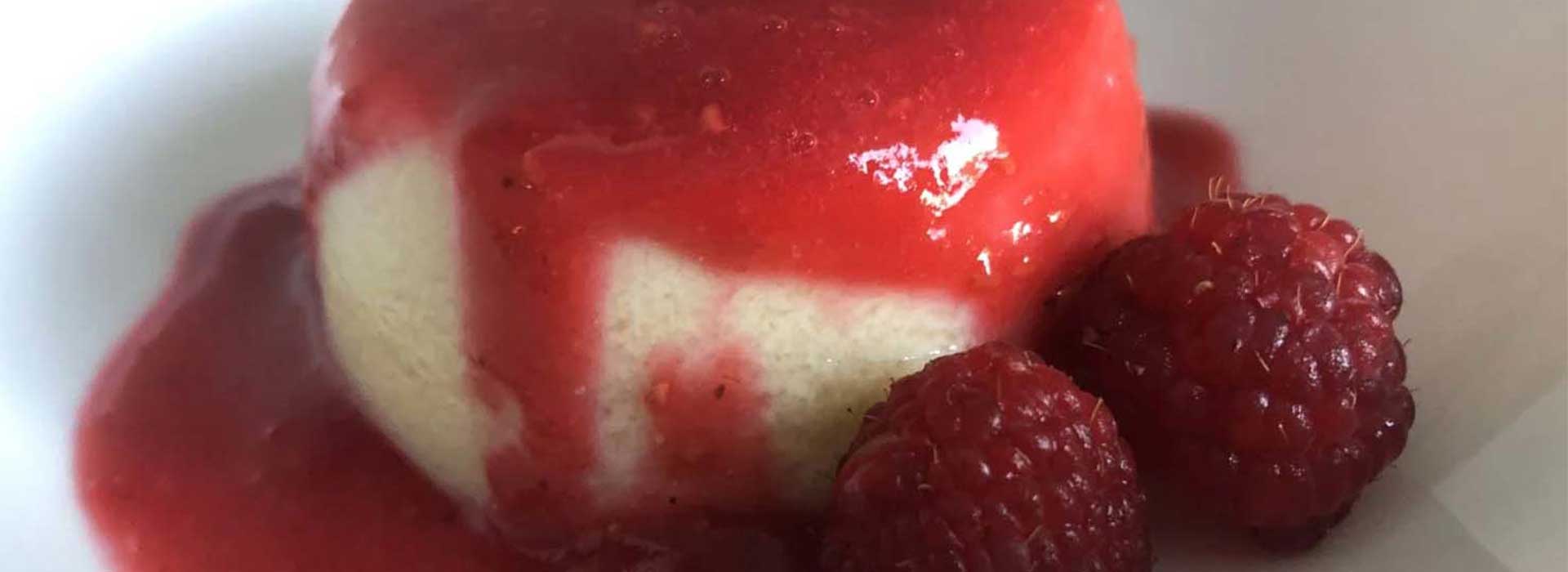 Veganes Rosmarin-Himbeer Panna Cotta