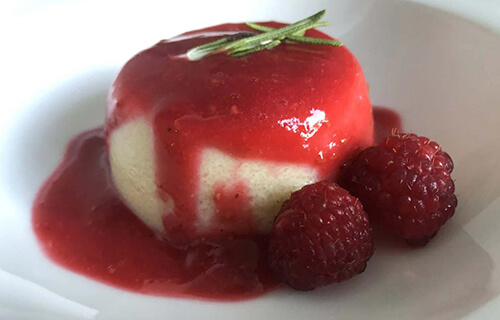 Veganes Rosmarin-Himbeer Panna Cotta