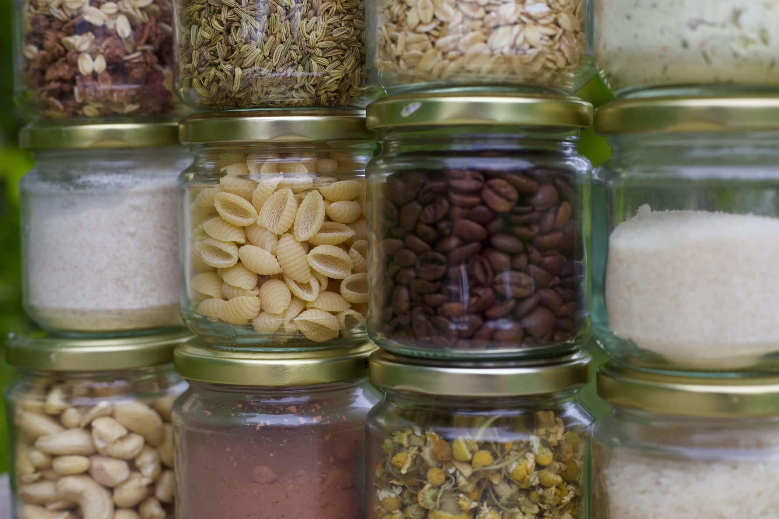 7 vegane Lebensmittel, die du immer in deinem Vorratsschrank haben solltest
