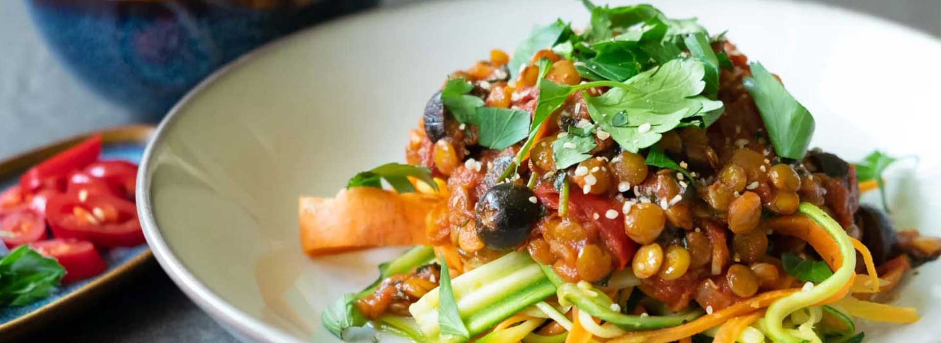 Vegane Linsenbolognese mit Gemüsepasta