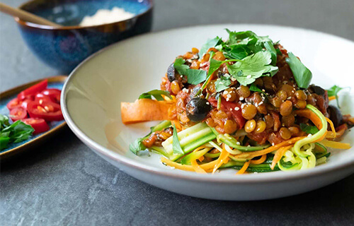 Vegane Linsenbolognese mit Gemüsepasta