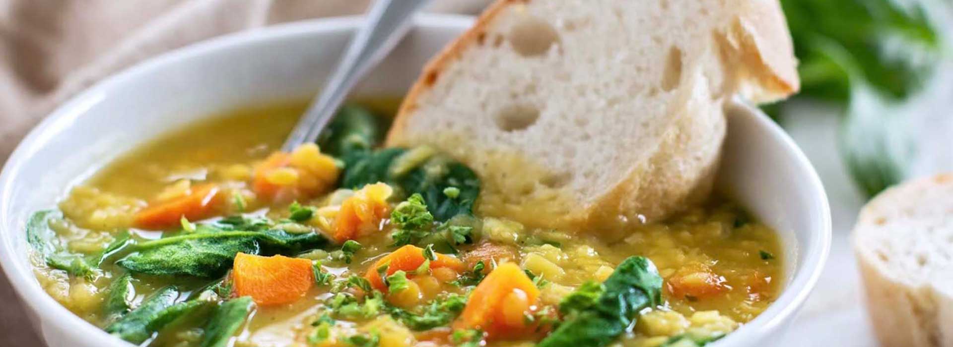Vegane Linsensuppe mit Spinat