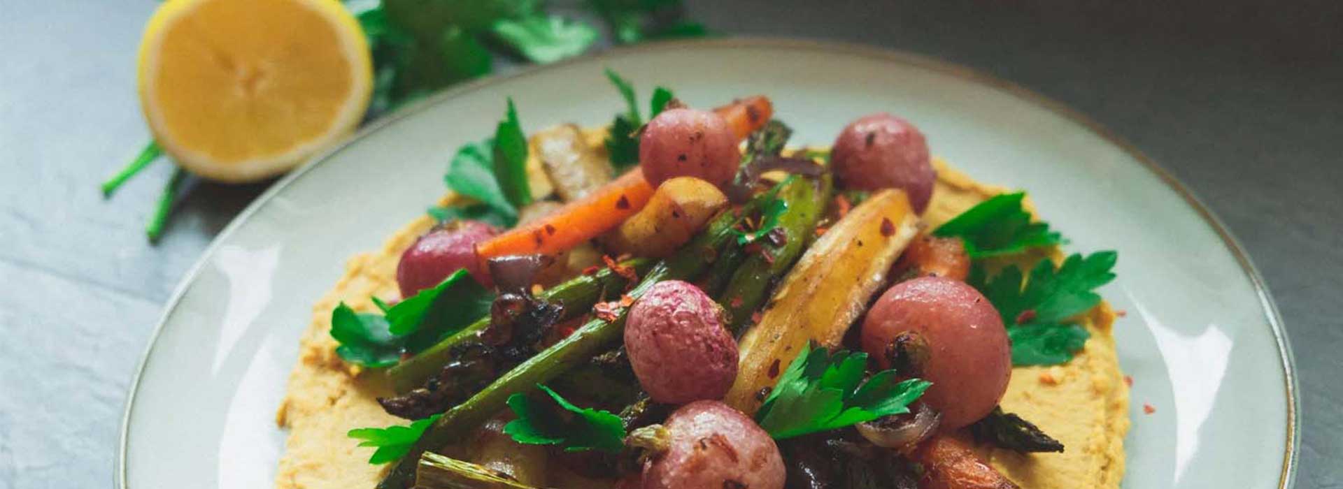 Vegane Ofen Radieschen mit Süsskartoffel Hummus