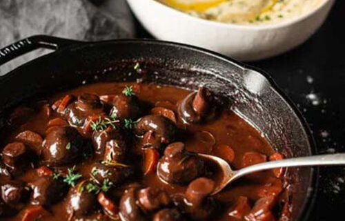 Veganes Rotwein-Balsamico Champignon Gulasch mit Rosmarin-Kartoffelstock