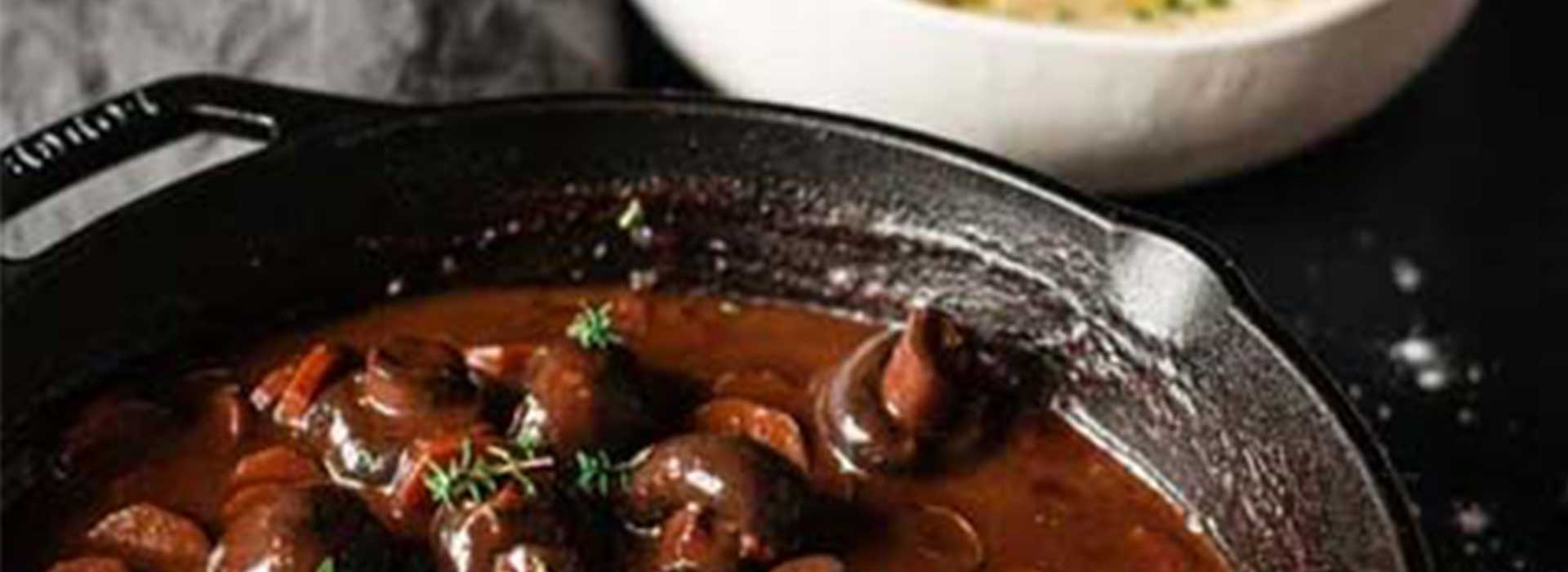 Veganes Rotwein-Balsamico Champignon Gulasch mit Rosmarin-Kartoffelstock