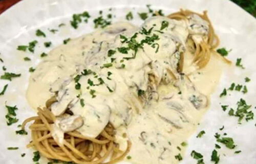 Spaghetti an veganer Pilzrahmsauce