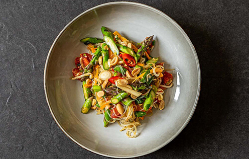Veganer asiatischer Spargelsalat