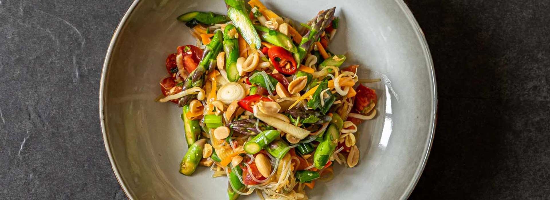 Veganer asiatischer Spargelsalat