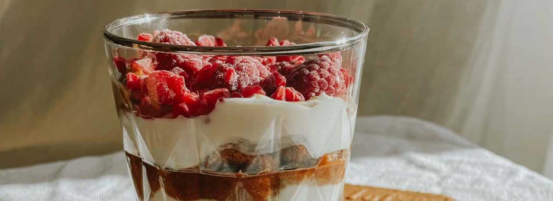 Veganes Himbeer-Spekulatius-Schichtdessert