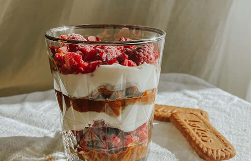 Veganes Himbeer-Spekulatius-Schichtdessert