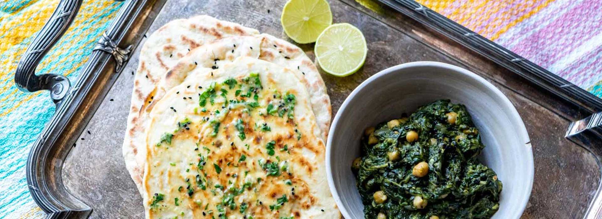 Veganes Spinat-Kichererbsen Curry mit Naan Brot