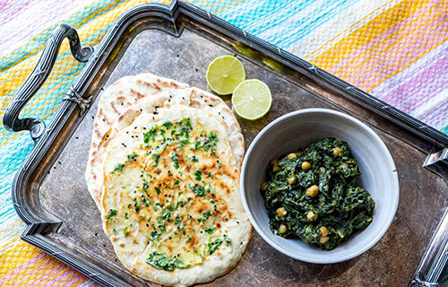Veganes Spinat-Kichererbsen Curry mit Naan Brot