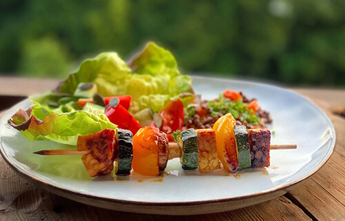Marinierte vegane Tempeh-Gemüse-Spiessli