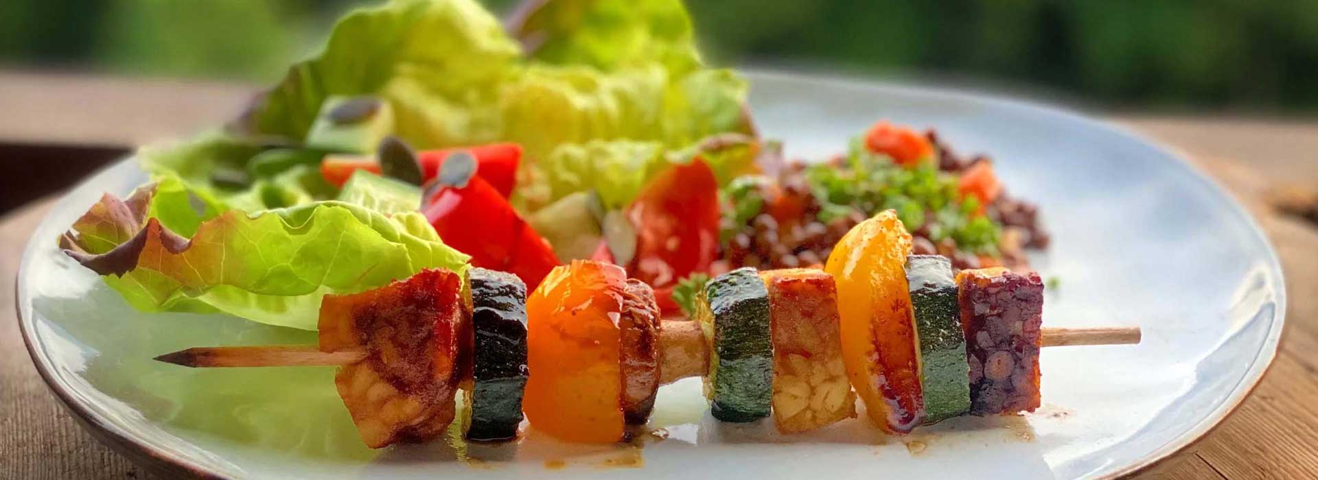 Marinierte vegane Tempeh-Gemüse-Spiessli