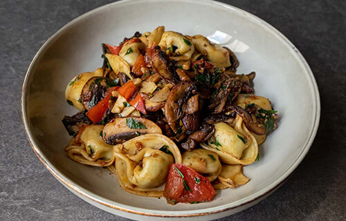 Vegane Tortellini-Pilz Pfanne
