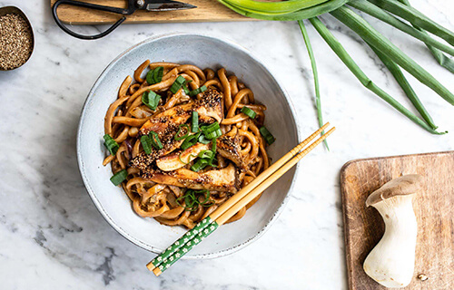 Gebratene vegane Udon-Nudeln