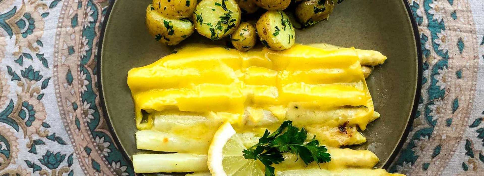 Überbackener veganer weisser Spargel mit Peterli-Kartoffeln