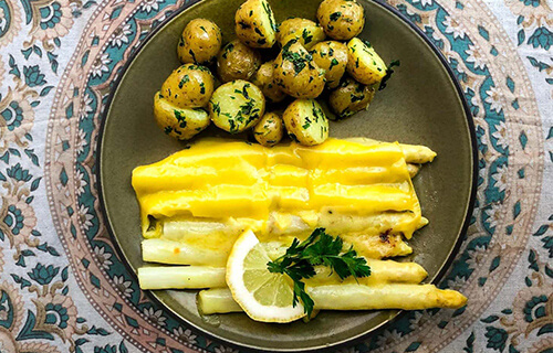Überbackener veganer weisser Spargel mit Peterli-Kartoffeln